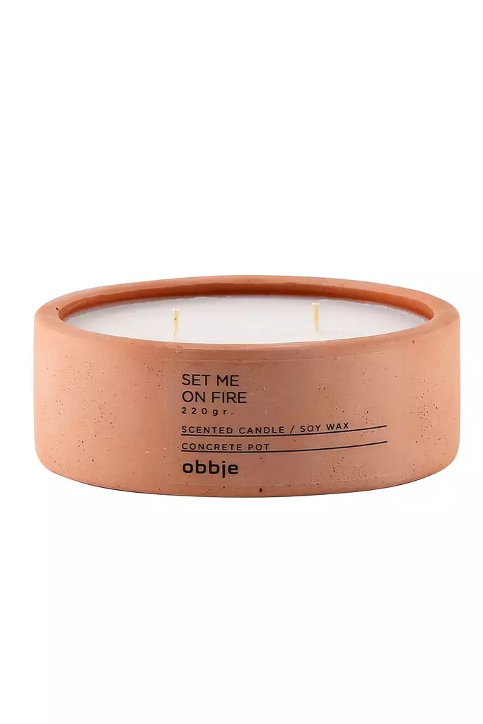 Doftljus Aberto Design Set Me On Fire Flat Rosa Betong Äpple Kanel 12x4,5 cm - Ljus och lyktor - 8684282968955 - 1