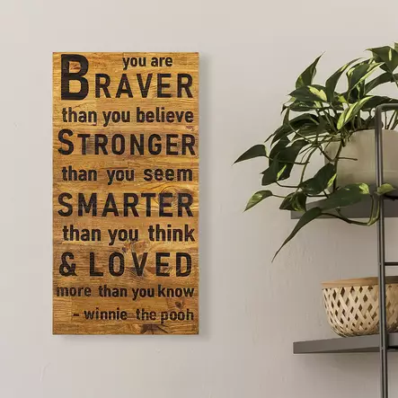 Väggdekor Trä Wallity Braver Stronger Smarter Loved Valnöt/Svart Trä 30x3x58 cm - Dekorationer, prydnadsföremål - 8683342204026 - 2