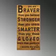 Väggdekor Trä Wallity Braver Stronger Smarter Loved Valnöt/Svart Trä 30x3x58 cm - Dekorationer, prydnadsföremål - 8683342204026 - 6