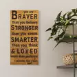 Väggdekor Trä Wallity Braver Stronger Smarter Loved Valnöt/Svart Trä 30x3x58 cm - Dekorationer, prydnadsföremål - 8683342204026 - 2