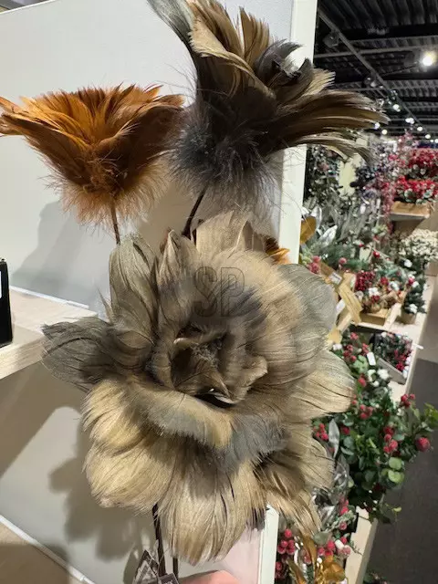 Dekorationsblomma av fjädrar 65 cm – lyxig konstgjord blomma med naturliga nyanser för inredning - Konstgjorda växter och plastblommor - 8721037510776 - 1