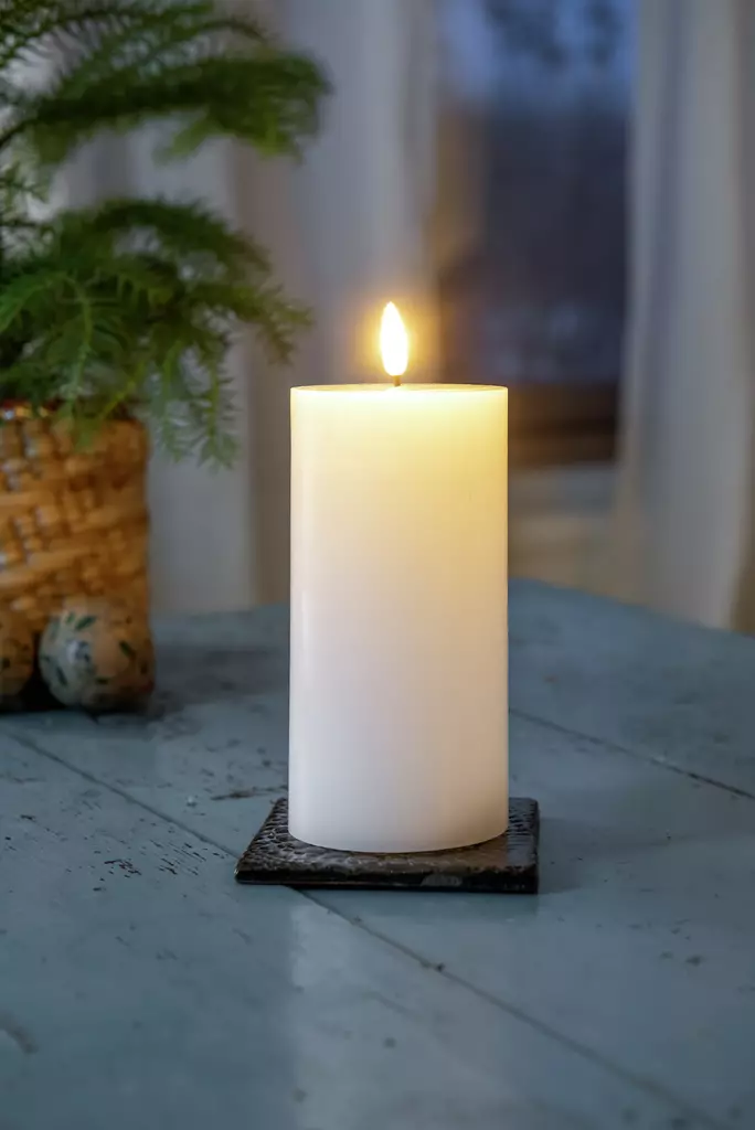 Led-p=C3=B6yt=C3=A4kynttil=C3=A4 k.15 cm sis. ajastin - Ljus och lyktor - 6435200289797 - 1